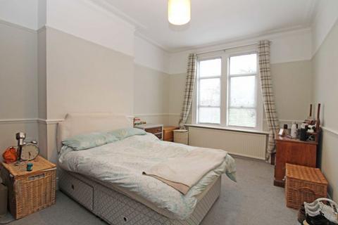 4 bedroom flat to rent, Stanway Gardens, London W3