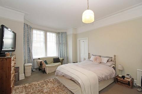 4 bedroom flat to rent, Stanway Gardens, London W3