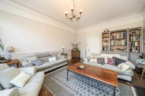 4 bedroom flat to rent, Stanway Gardens, London W3