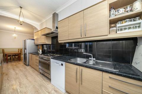 4 bedroom flat to rent, Stanway Gardens, London W3