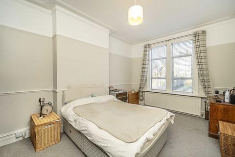 4 bedroom flat to rent, Stanway Gardens, London W3