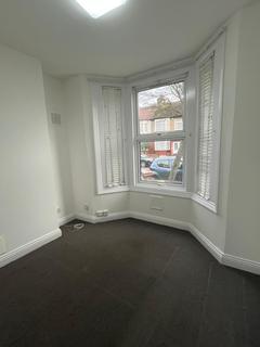 Studio to rent, Saville Road, Romford RM6