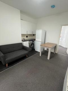 Studio to rent, Saville Road, Romford RM6