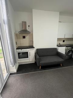 Studio to rent, Saville Road, Romford RM6