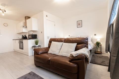 Studio to rent, Swindon, SN1
