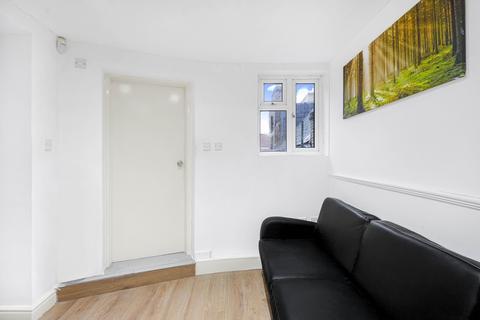 2 bedroom flat to rent, Whitechapel High Street, London