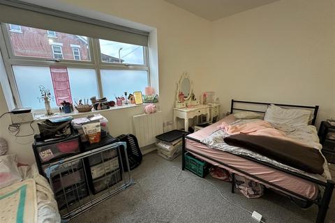 Studio to rent, Queens Road, Aldershot