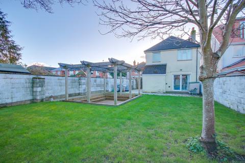 3 bedroom detached house for sale, BITTERNE! IMPRESSIVE LANDSCAPED REAR GARDEN! OFF ROAD PARKING!