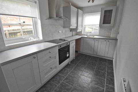 2 bedroom flat to rent, St. Marys Road, Cromer