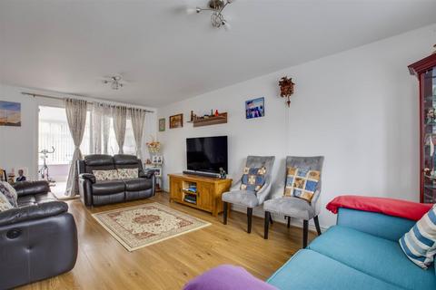 4 bedroom detached house to rent, Wellesbourne Crescent, High Wycombe HP13