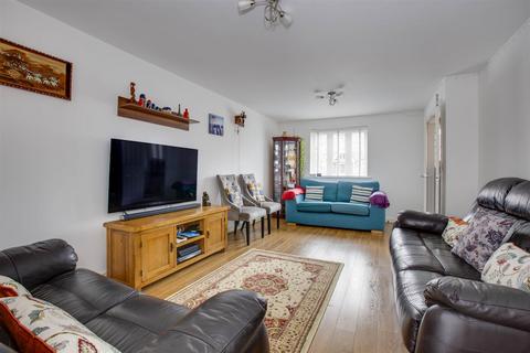 4 bedroom detached house to rent, Wellesbourne Crescent, High Wycombe HP13