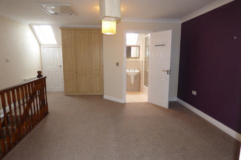 3 bedroom townhouse to rent, Carrier Close, Peterborough PE2