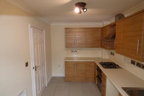 3 bedroom townhouse to rent, Carrier Close, Peterborough PE2