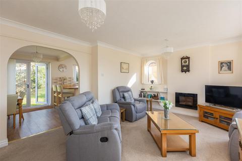 33 Corbie Way, Pickering, YO18 7JS