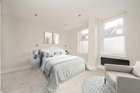 2 bedroom flat for sale, Baker Street, Weybridge KT13