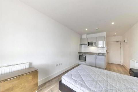 Studio to rent, Kilburn High Road, London