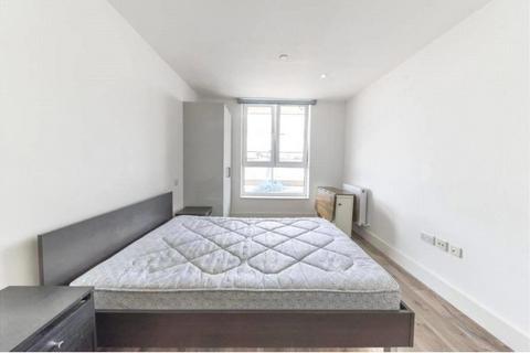 Studio to rent, Kilburn High Road, London