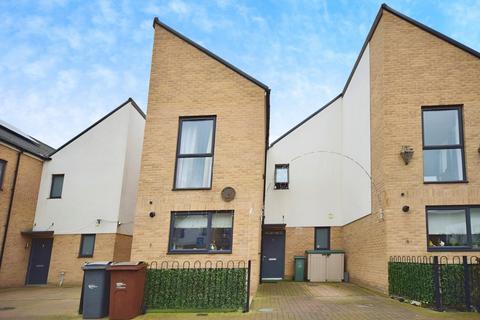 3 bedroom semi-detached house to rent, Morgan Crescent Dagenham RM8