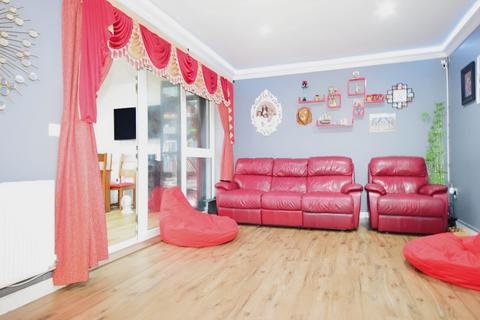 3 bedroom semi-detached house to rent, Morgan Crescent Dagenham RM8