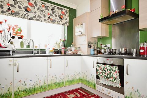 3 bedroom semi-detached house to rent, Morgan Crescent Dagenham RM8