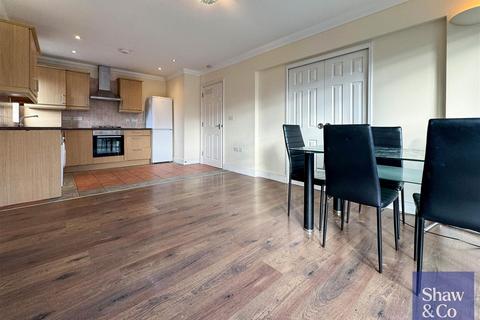 Flat H, 31 Whitton Dene, Whitton, Hounslow, TW3 2JN