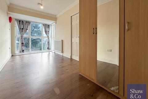 Flat H, 31 Whitton Dene, Whitton, Hounslow, TW3 2JN