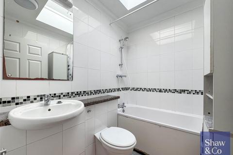 Flat H, 31 Whitton Dene, Whitton, Hounslow, TW3 2JN