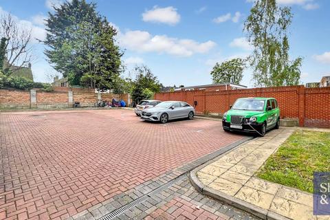 Flat H, 31 Whitton Dene, Whitton, Hounslow, TW3 2JN