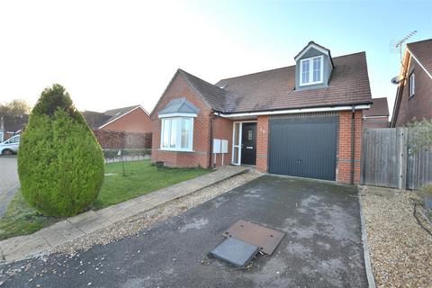 2 bedroom detached house for sale, Vaughan Close, Hartley Wintney RG27