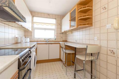 2 bedroom flat to rent, Brighton Road, Lancing