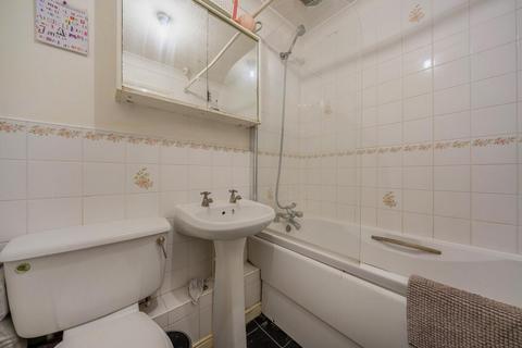 10 Cypress Gardens, London, SE4 2FB