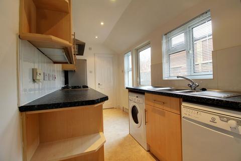 2 bedroom terraced house to rent, Waldeck Street, Reading RG1