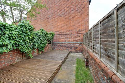 2 bedroom terraced house to rent, Waldeck Street, Reading RG1