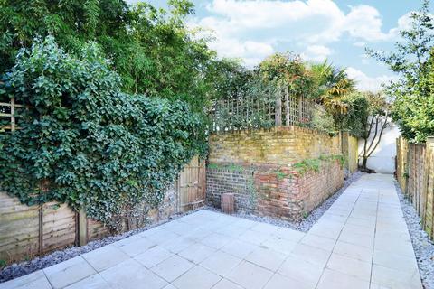 3 bedroom flat for sale, Glentham Road, Barnes, London, SW13