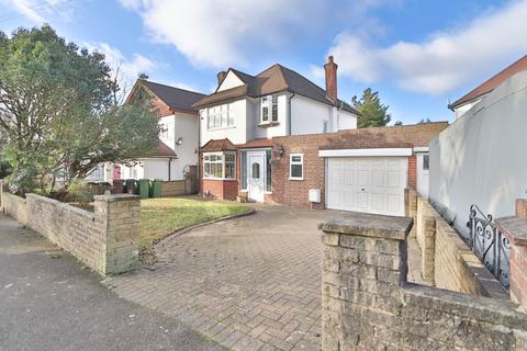 3 bedroom detached house to rent, Thorndon Gardens, Epsom