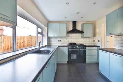 3 bedroom detached house to rent, Thorndon Gardens, Epsom