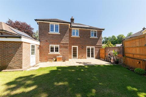 3 bedroom detached house to rent, Welcombes View, Coulsdon