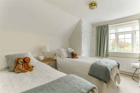 5 Tyfield, Sherborne St John, Basingstoke, RG24 9HZ