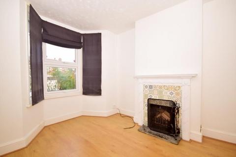 2 bedroom terraced house to rent, 129 St Peters Street CR2 7DJ