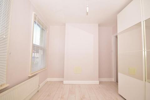 2 bedroom terraced house to rent, 129 St Peters Street CR2 7DJ