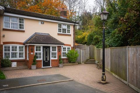 4 bedroom end of terrace house for sale, Fiddlers Close, Kent DA9