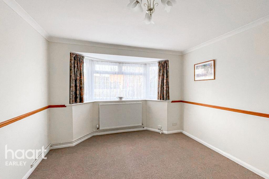 Robindale Avenue, READING 3 bed semi-detached house - £1,800 pcm (£415 pw)