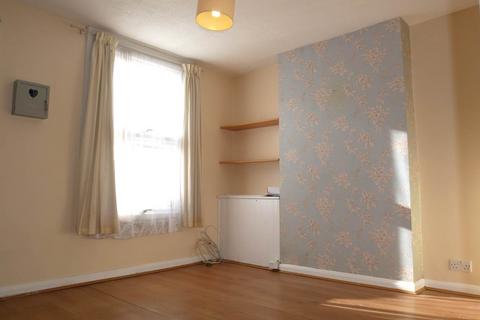 2 bedroom house to rent, Mount Road, Rochester , Kent