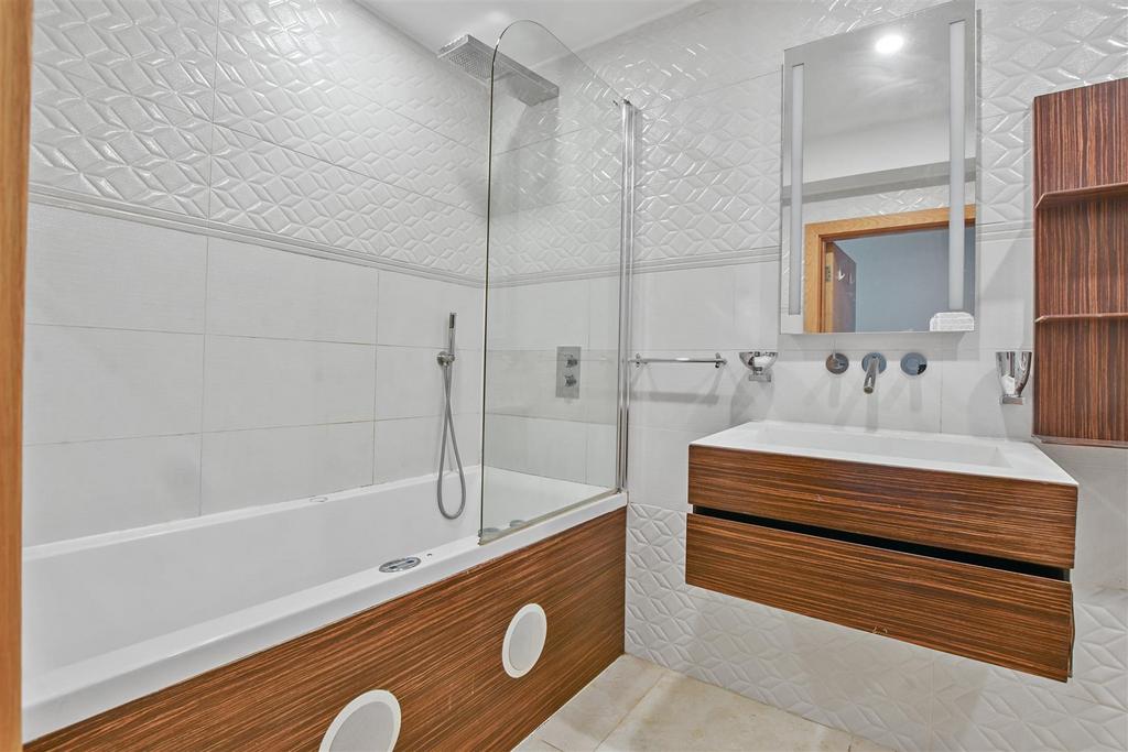 02-e263 GCPMSC - 71 Park Lorne - Bathroom -Original