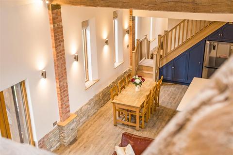 5 bedroom barn conversion to rent, Dorsington, Stratford-Upon-Avon