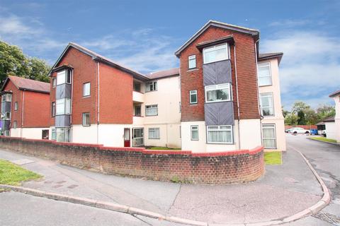 1 bedroom ground floor flat to rent, County Oak, Crawley