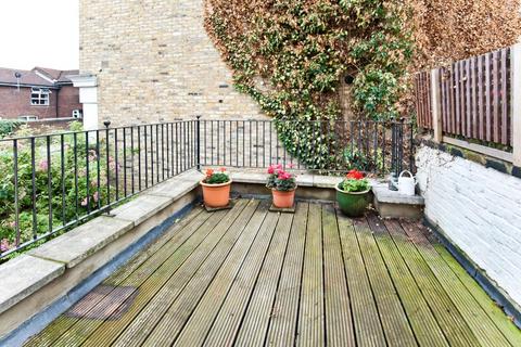 2 bedroom flat to rent, Robertson Street, London SW8