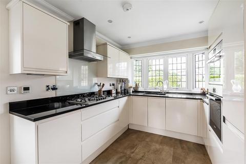 59a Highlands Road, Leatherhead, KT22 8NW