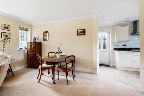 59a Highlands Road, Leatherhead, KT22 8NW