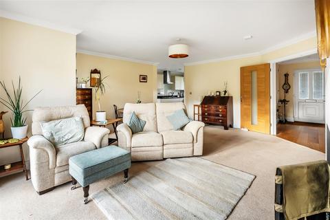 59a Highlands Road, Leatherhead, KT22 8NW